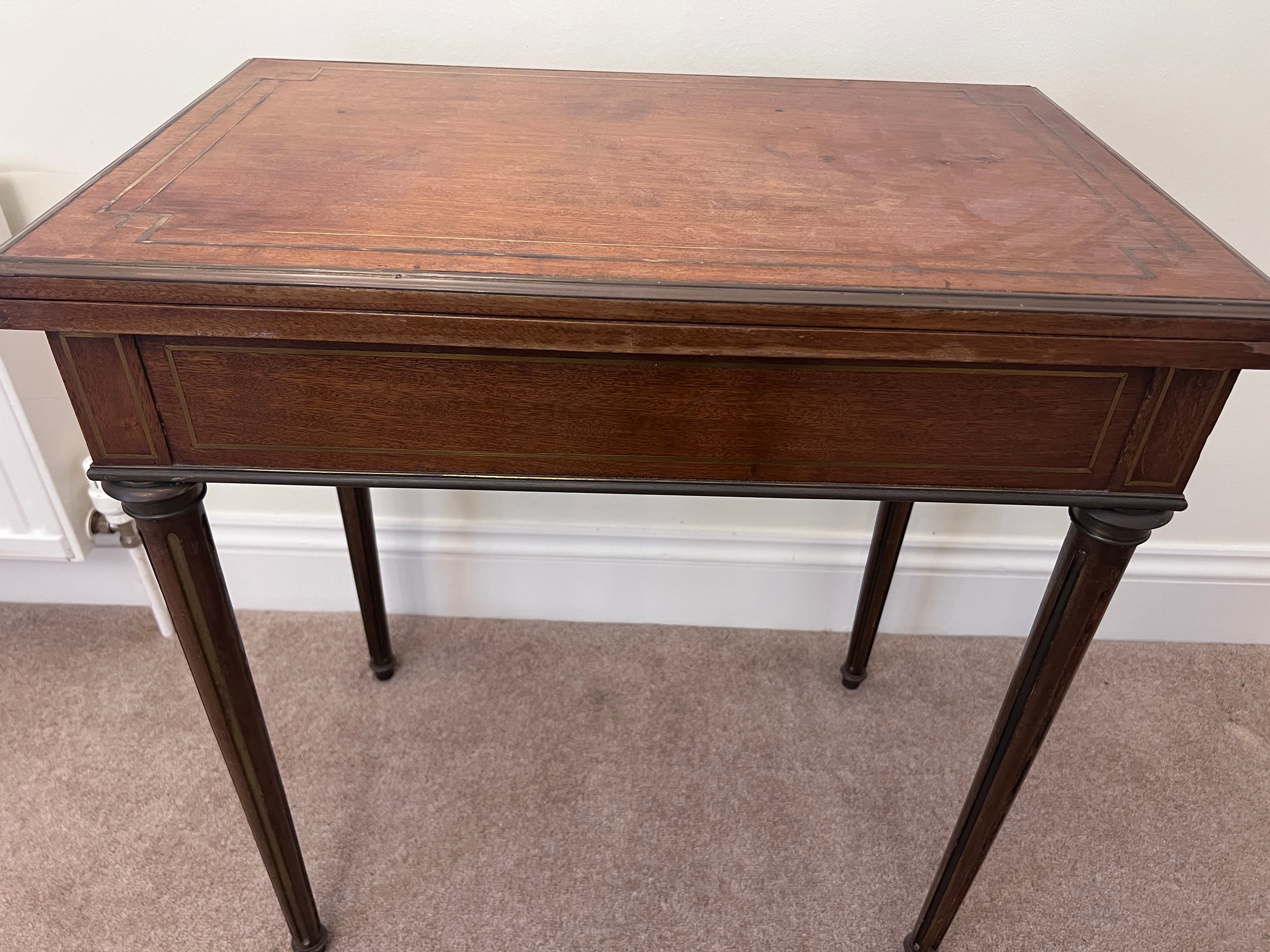 A metamorphic continental mahogany and brass inlaid dressing/card table. 71 x 45.5 x 75cm h. Open - Image 10 of 11