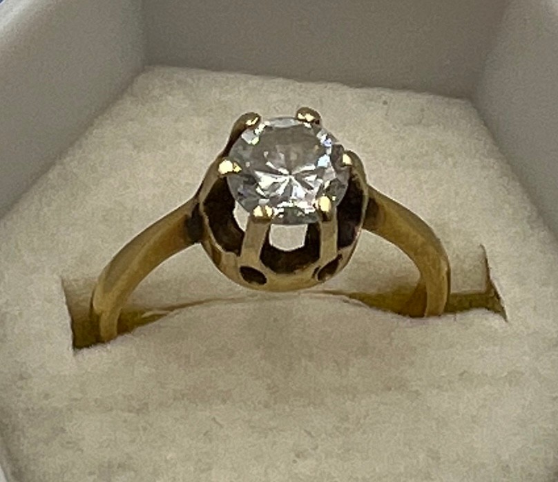 A solitaire diamond ring, 0.84ct approx, set in 18 carat yellow gold. Size J. Weight 2.9gm. - Image 2 of 4