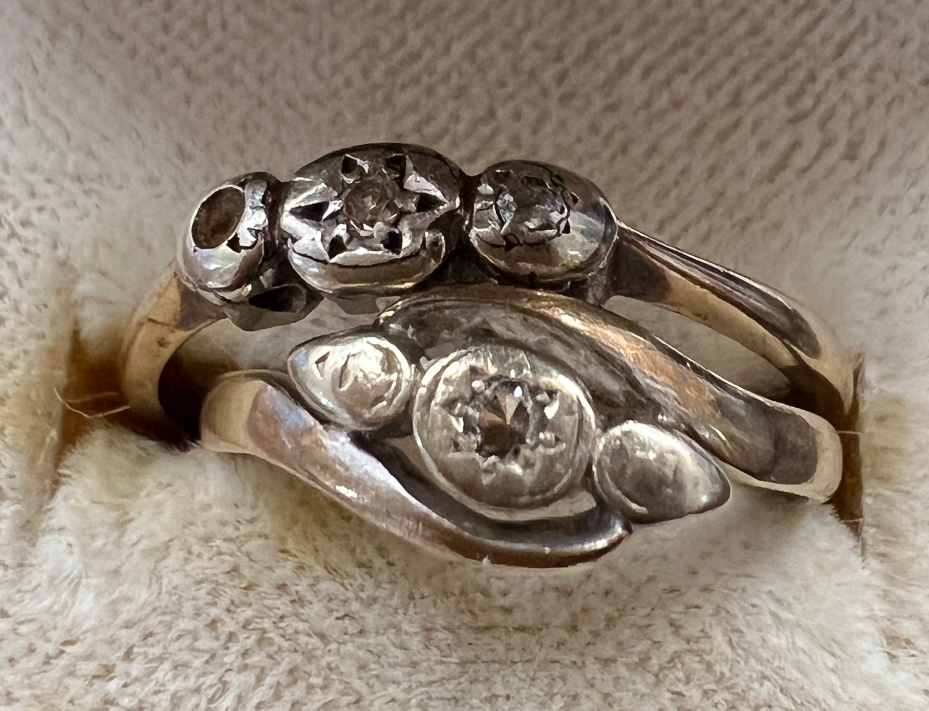 Two 9 carat gold and platinum rings set with diamond chips. 2.9gm total weight. - Image 4 of 4