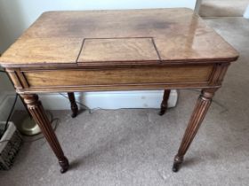 A late 18thC Gillows writing table with lift up inkwell flap to back. 67 w x 45.5 d x 67cm h.