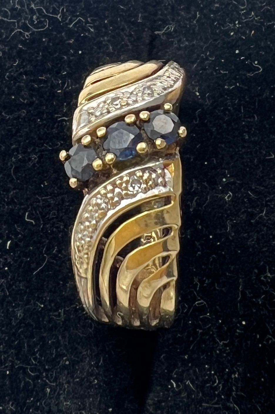 A 9 carat gold ring set with sapphire and diamonds. Size K. Weight 1.9gm. - Image 2 of 2