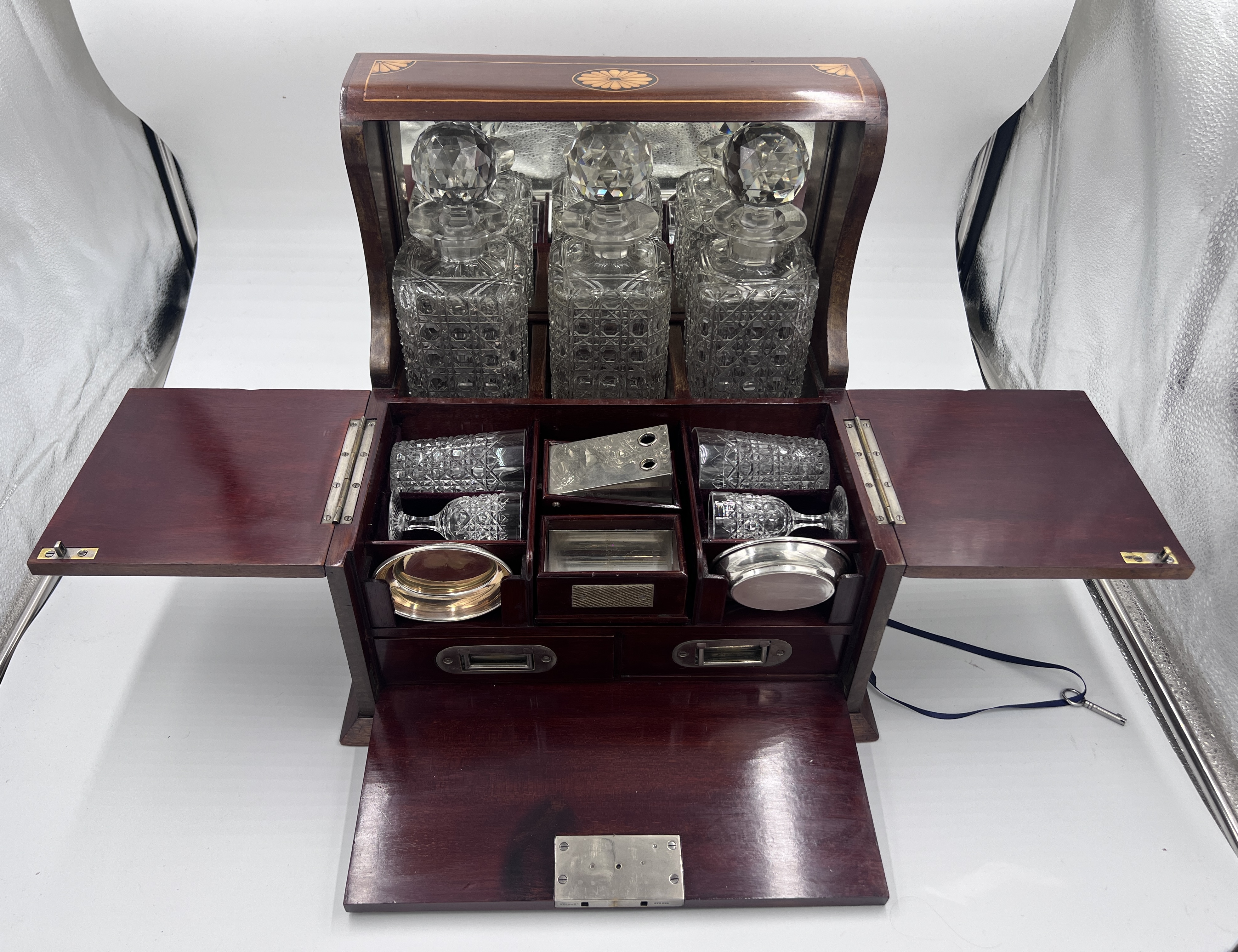 An Edwardian mahogany inlaid cut glass tantalus and games box containing cigar cutter, silver plated - Image 8 of 14