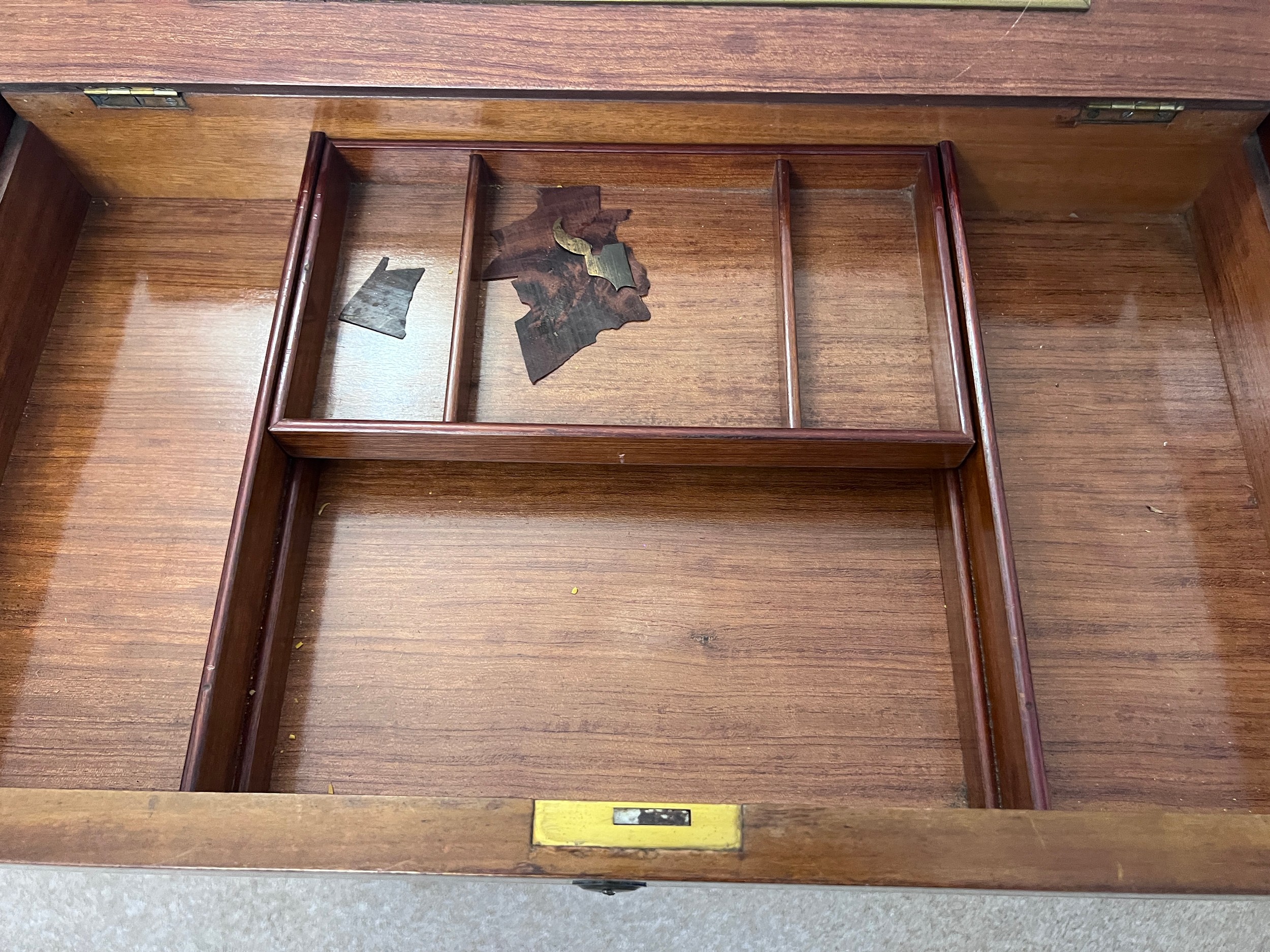 A metamorphic continental mahogany and brass inlaid dressing/card table. 71 x 45.5 x 75cm h. Open - Image 7 of 11