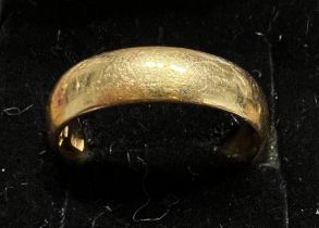 A 22 carat gold wedding band. Size L. Weight 5.1gm. Size L.