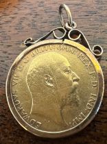 A 1906 half sovereign mounted in 9 carat gold pendant mount. Total weight 4.9gm.