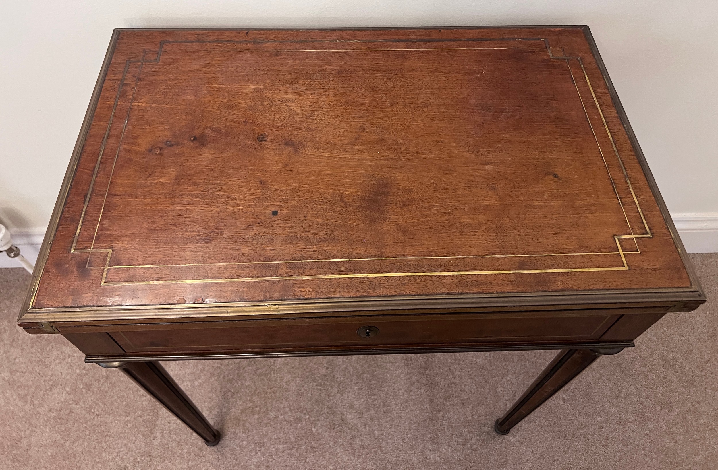 A metamorphic continental mahogany and brass inlaid dressing/card table. 71 x 45.5 x 75cm h. Open - Image 4 of 11