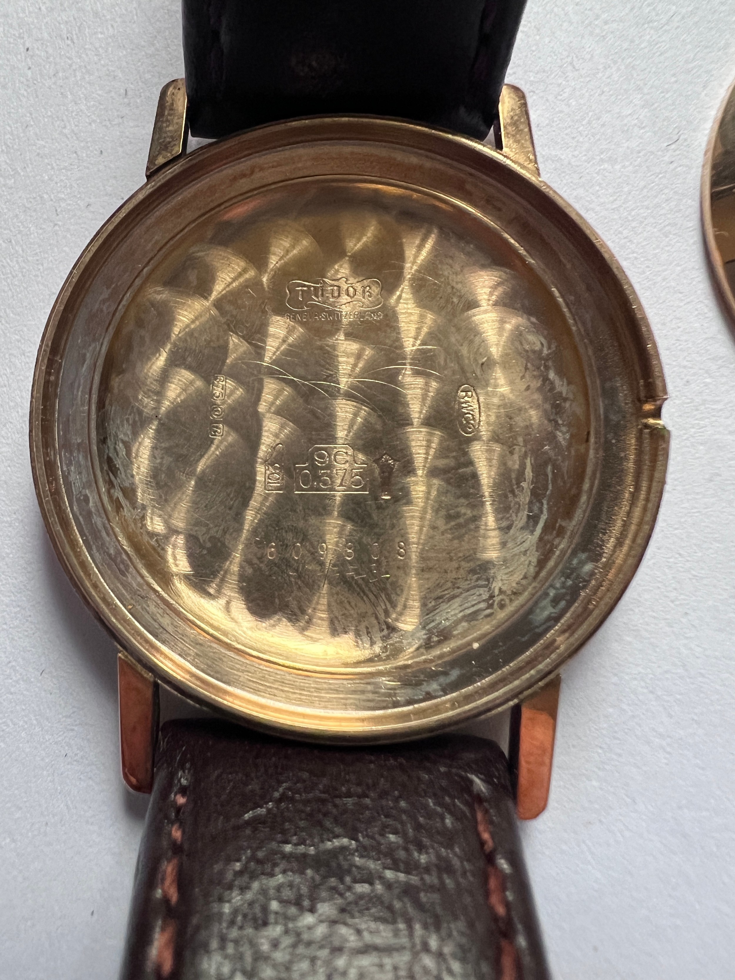 A gentleman's Tudor Geneve quartz 9ct gold wristwatch on brown leather strap with date aperture, - Image 7 of 7