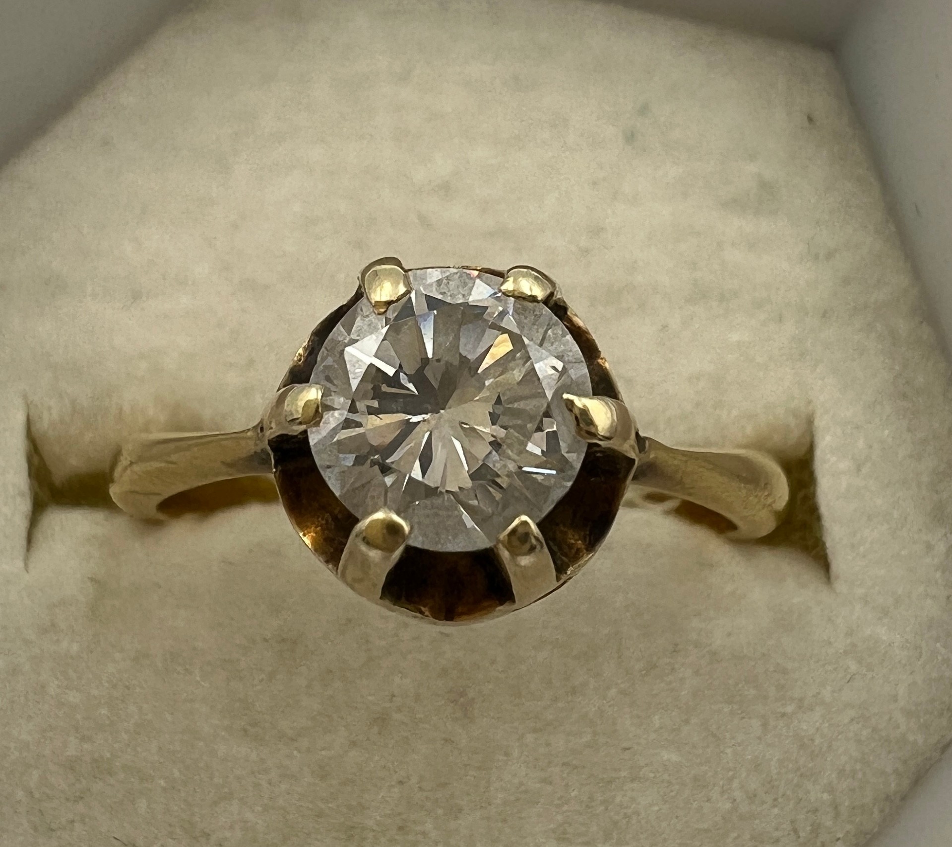 A solitaire diamond ring, 0.84ct approx, set in 18 carat yellow gold. Size J. Weight 2.9gm. - Image 4 of 4