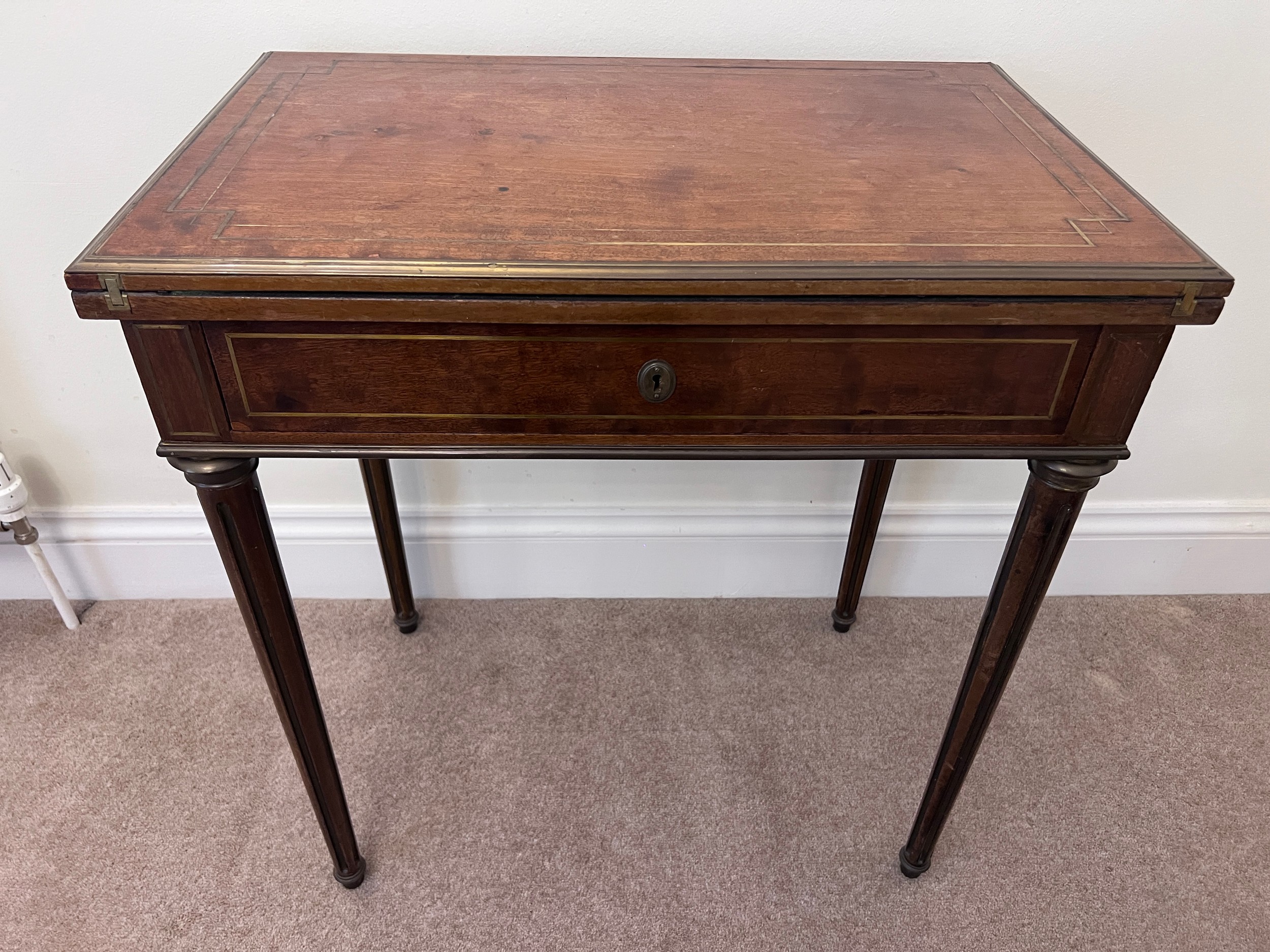 A metamorphic continental mahogany and brass inlaid dressing/card table. 71 x 45.5 x 75cm h. Open - Image 2 of 11