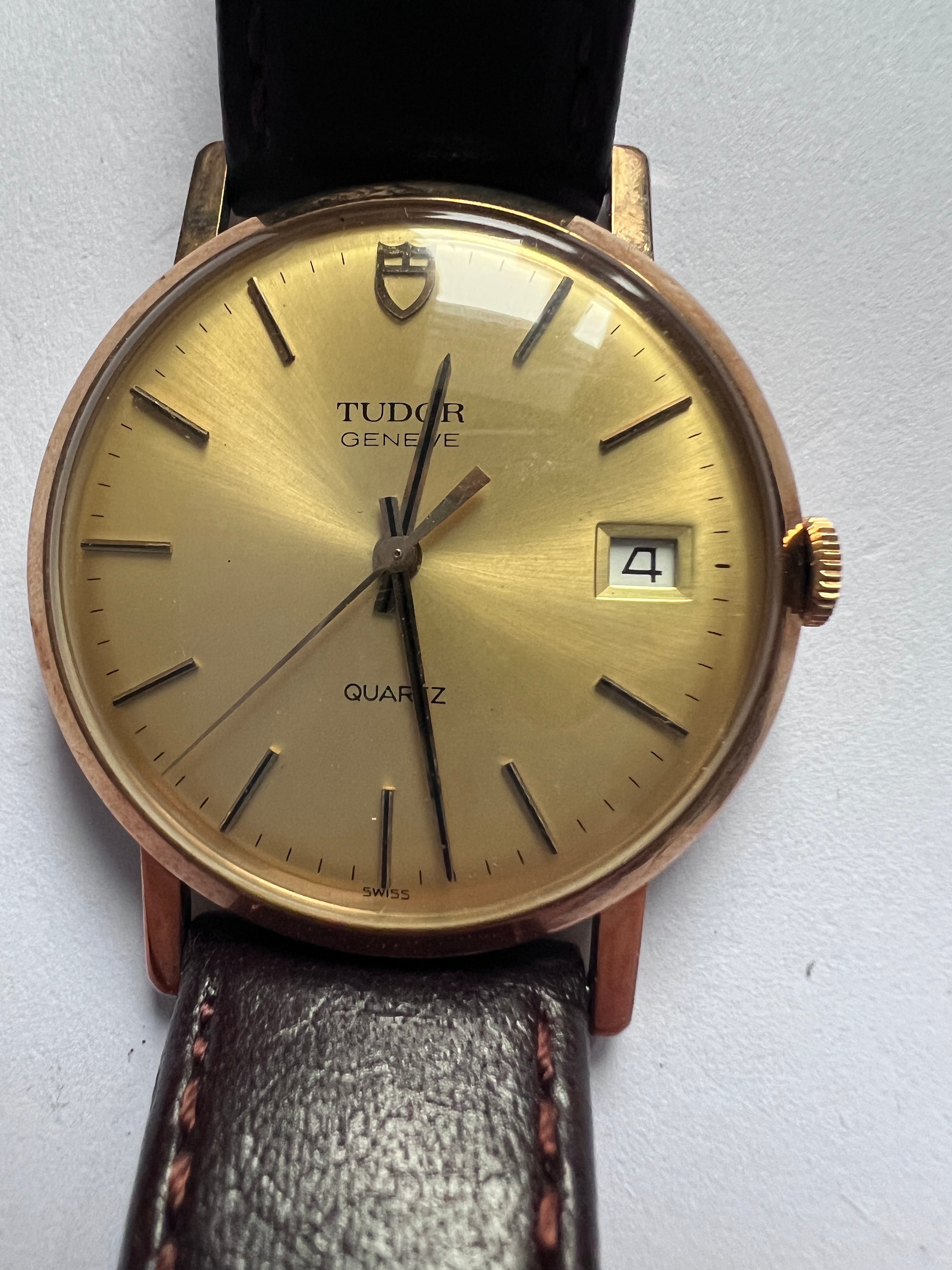 A gentleman's Tudor Geneve quartz 9ct gold wristwatch on brown leather strap with date aperture, - Image 3 of 7