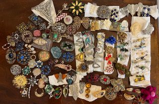 A large quantity of vintage jewellery including dress clips, brooches and tie pins.