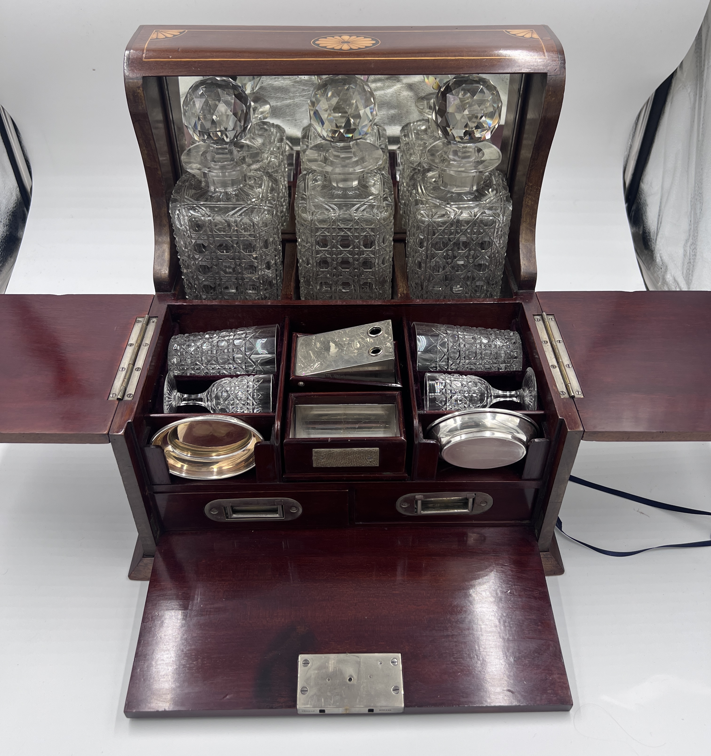 An Edwardian mahogany inlaid cut glass tantalus and games box containing cigar cutter, silver plated - Image 9 of 14