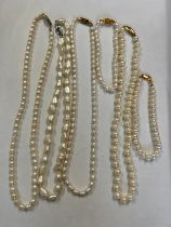 Four pearl necklaces and two bracelets. One necklace with 14 carat gold clasp and a bracelet with an