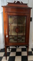 An Edwardian mahogany inlaid display cabinet with a single glazed door and three shelves. 130cm h