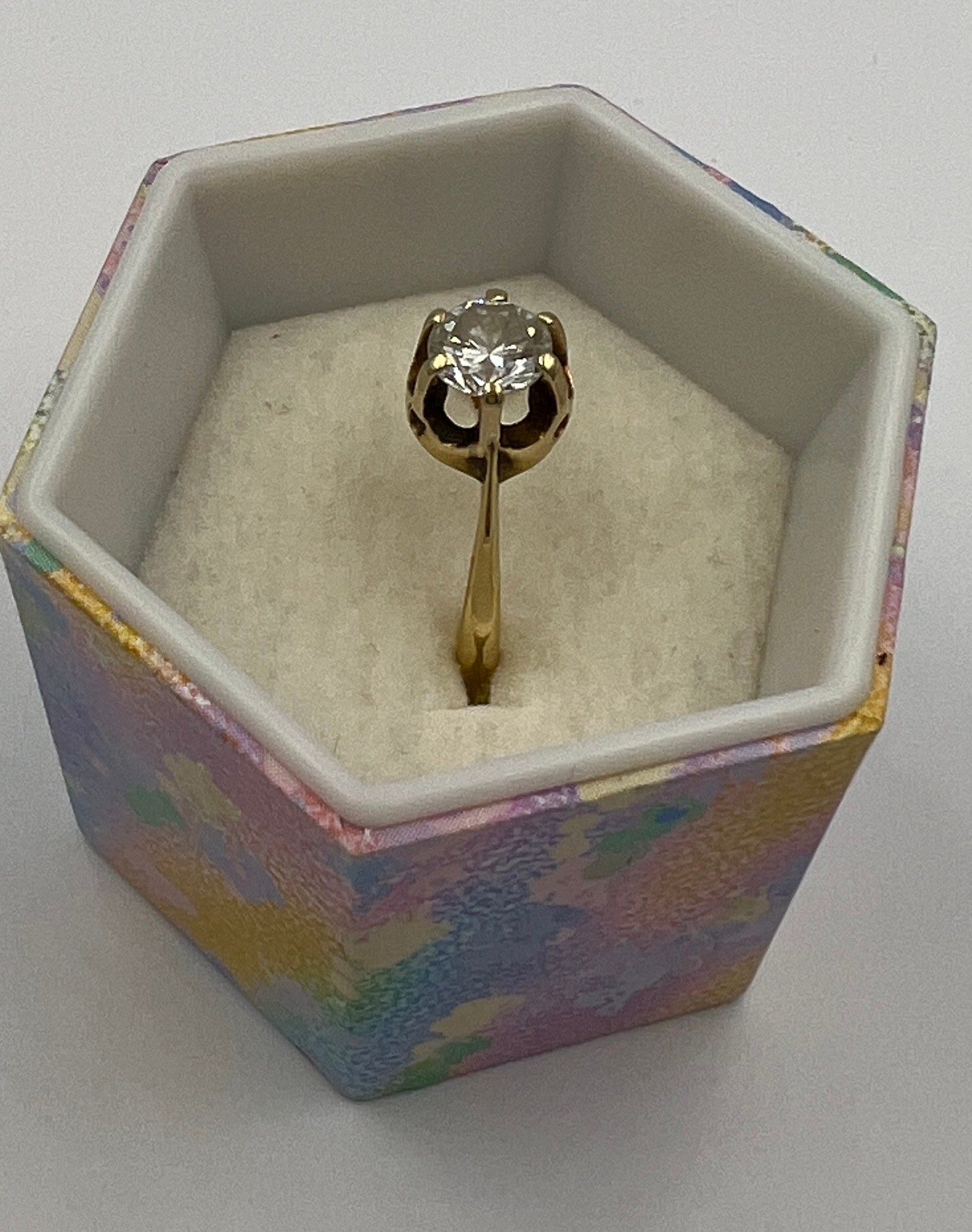 A solitaire diamond ring, 0.84ct approx, set in 18 carat yellow gold. Size J. Weight 2.9gm. - Image 3 of 4