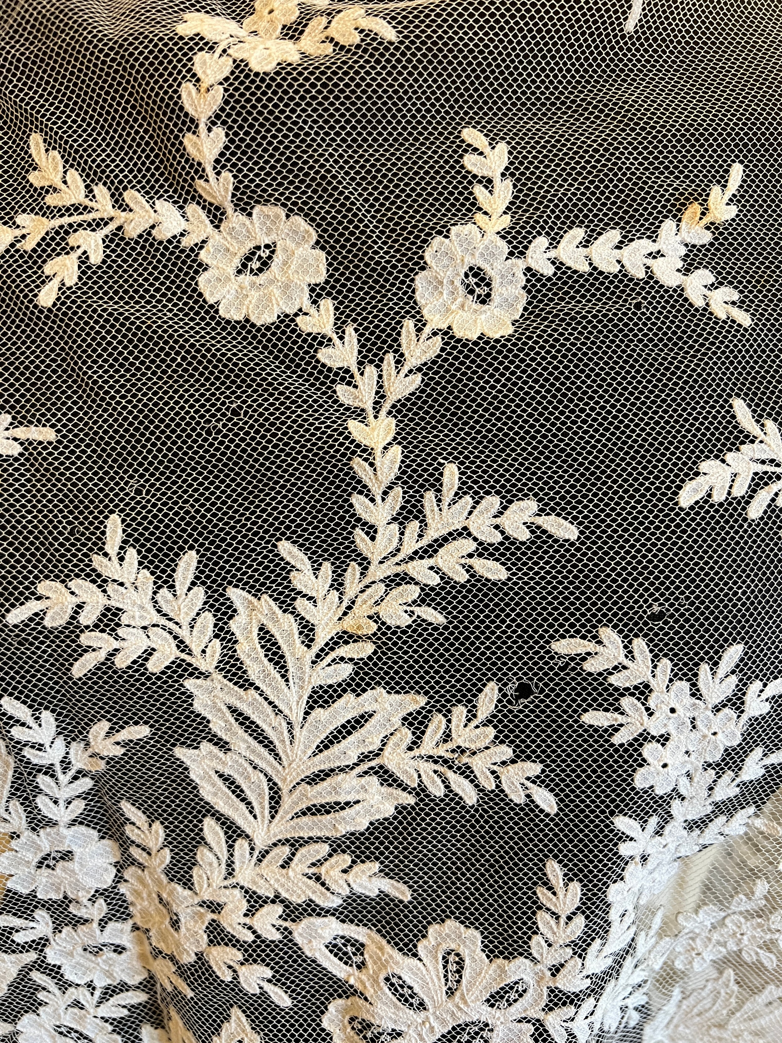 Three lengths of good quality 19thC lace. Two with the same pattern 46cm x 268cm. Some small holes - Image 5 of 13