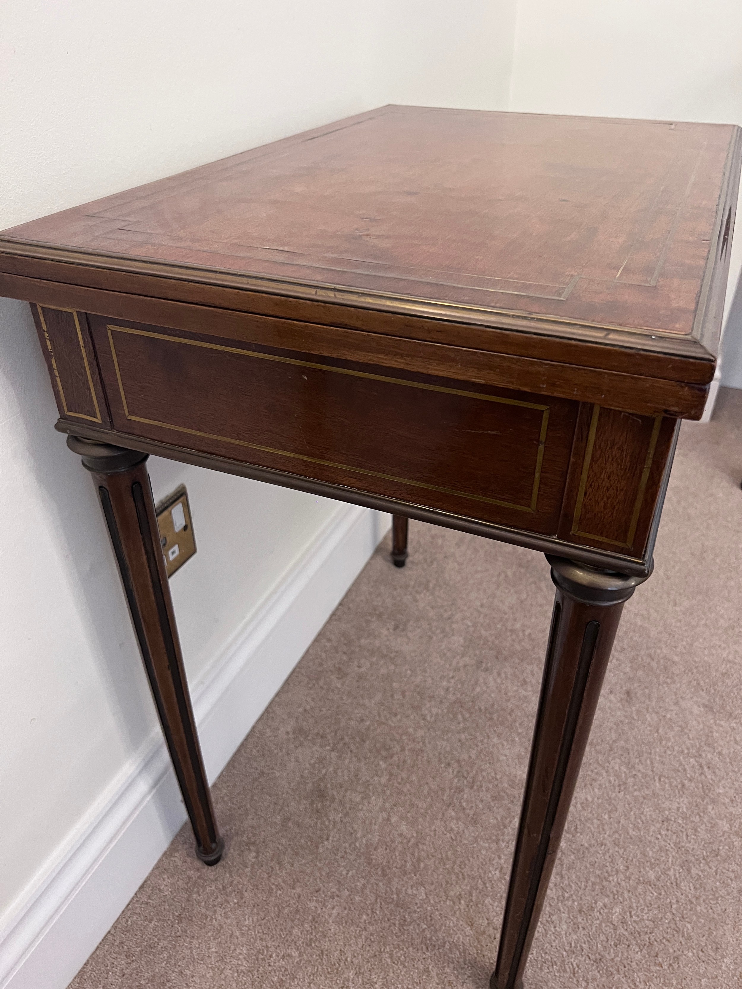 A metamorphic continental mahogany and brass inlaid dressing/card table. 71 x 45.5 x 75cm h. Open - Image 5 of 11