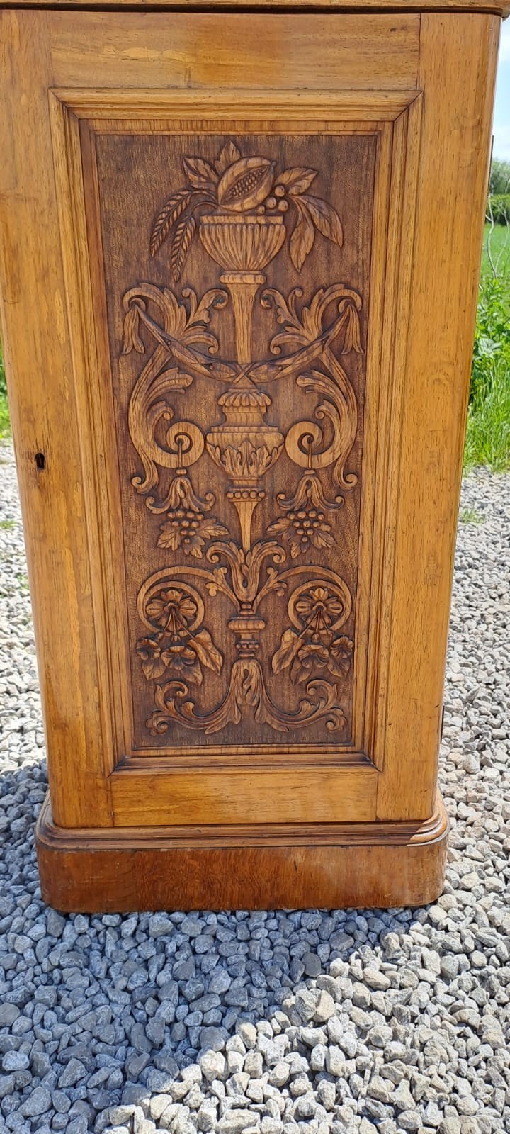 A 19thC oak pot cupboard with single carved door to the front. 100cm h x 50cm w x 44cm d. - Image 4 of 5