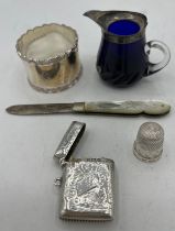 Miscellaneous silver to include vesta case, Birmingham 1904, fruit knife with mother of pearl