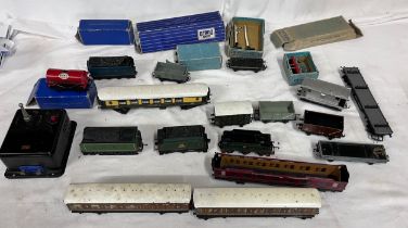 Various models of trains and carriages to include Hornby Dublo, Hornby Meccano, Triang, Hornby Dublo