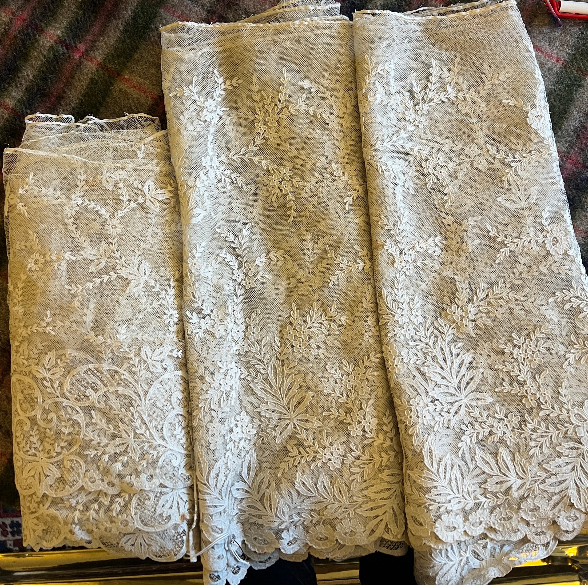 Three lengths of good quality 19thC lace. Two with the same pattern 46cm x 268cm. Some small holes - Image 13 of 13