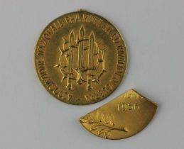 An Italian 750 gold Associazione Nazionale Fra Mutilati Ed Invalidi Di Guerra medallion awarded to