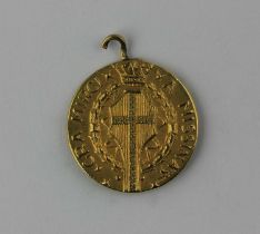 An Italian 750 gold Associazione Nazionale Fra Mutilati Ed Invalidi Di Guerra Messina medallion 6.