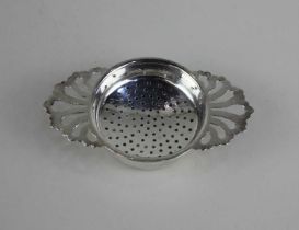 A modern silver tea strainer and bowl London 1967, 2.4oz 11cm