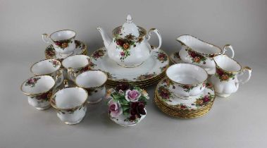 A Royal Albert 'Old Country Roses' porcelain part tea and dinner service four dinner plates, six