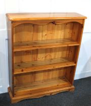 A modern pine bookcase with three shelves on plinth base, 82cm