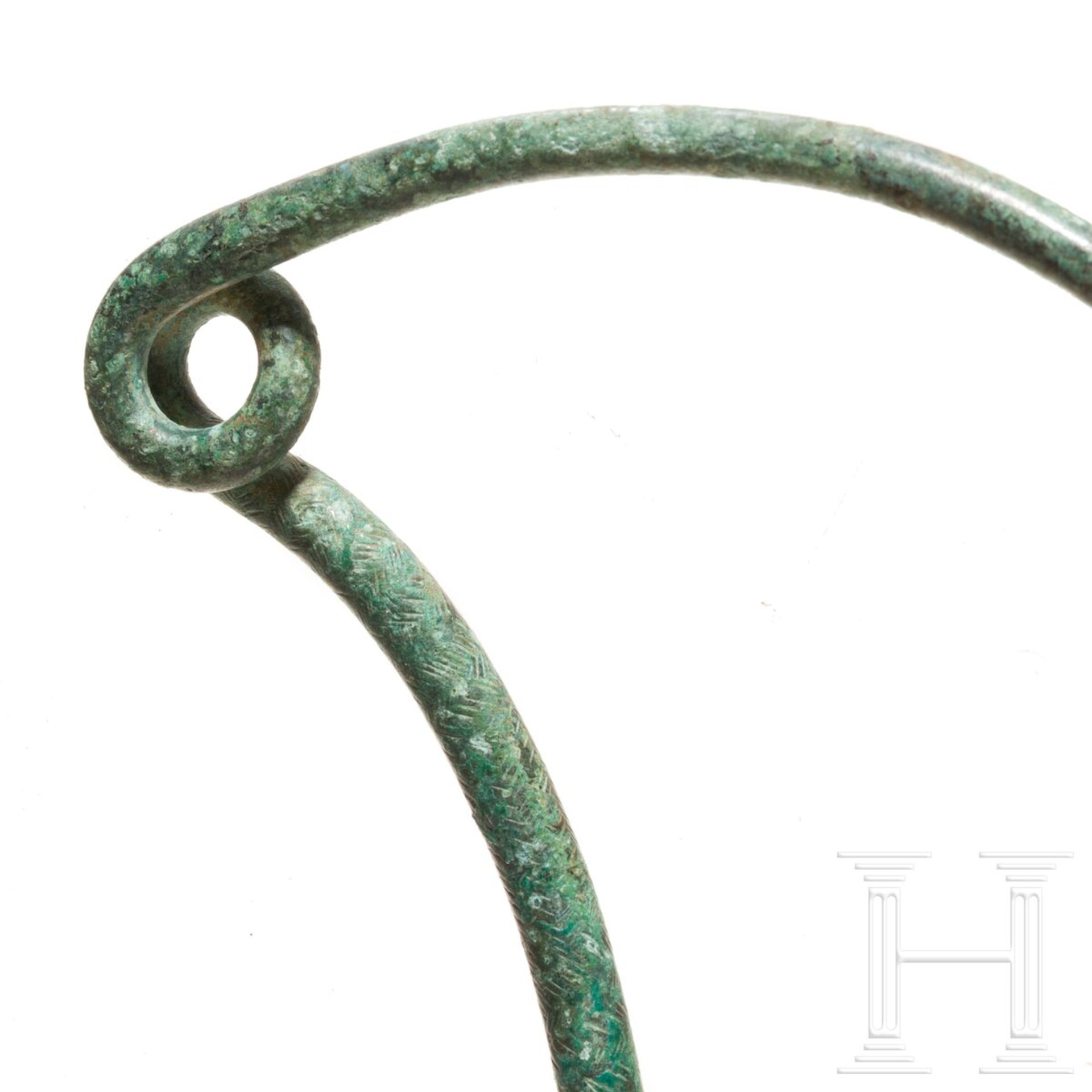 Monumentale Schlangenfibel aus Bronze mit Kettengehänge, frühe Eisenzeit Südosteuropas, 6. Jhdt. v.  - Bild 4 aus 4