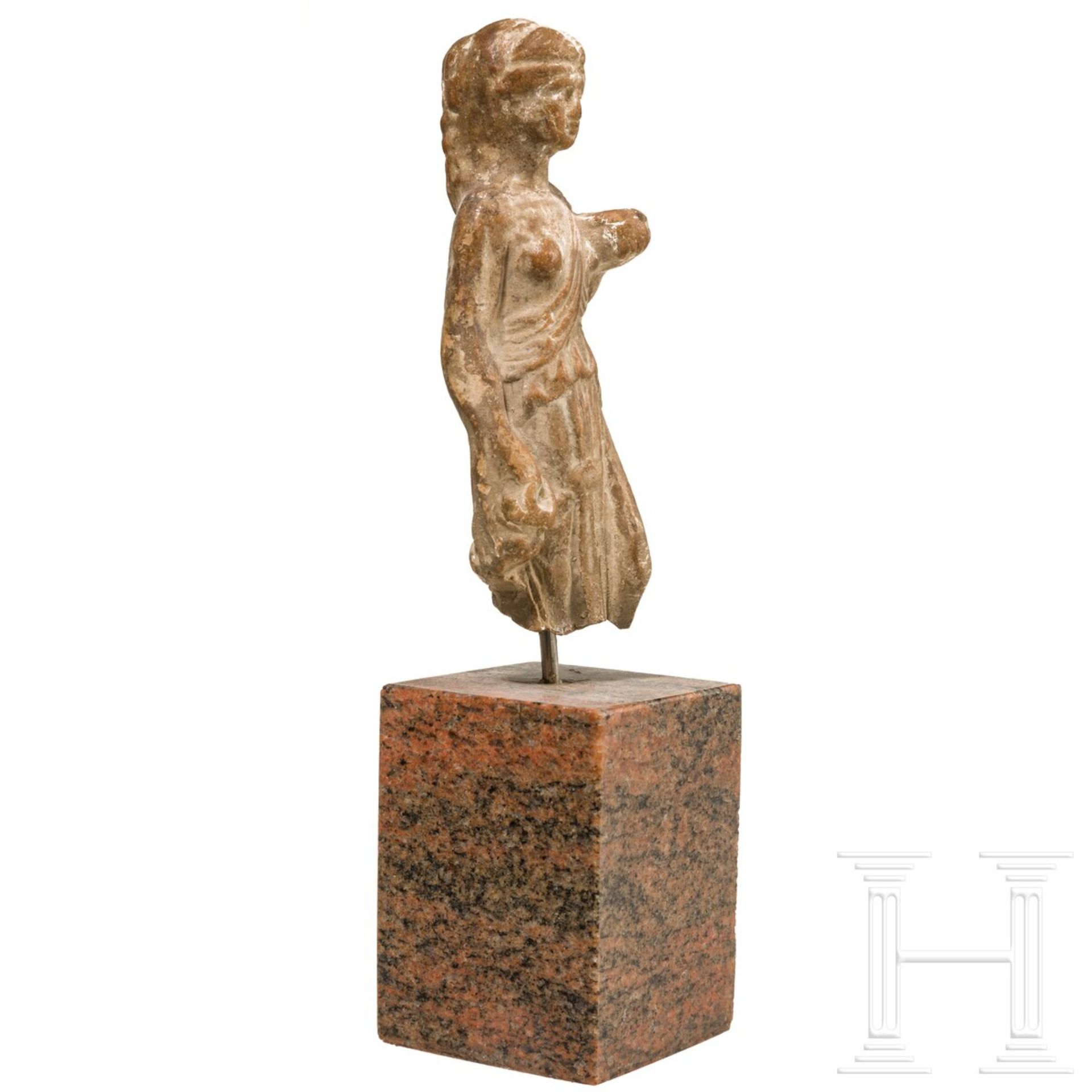 Terrakotta einer Frau mit Kanne und Schale, griechisch, 4. Jhdt. v. Chr. - Bild 2 aus 3