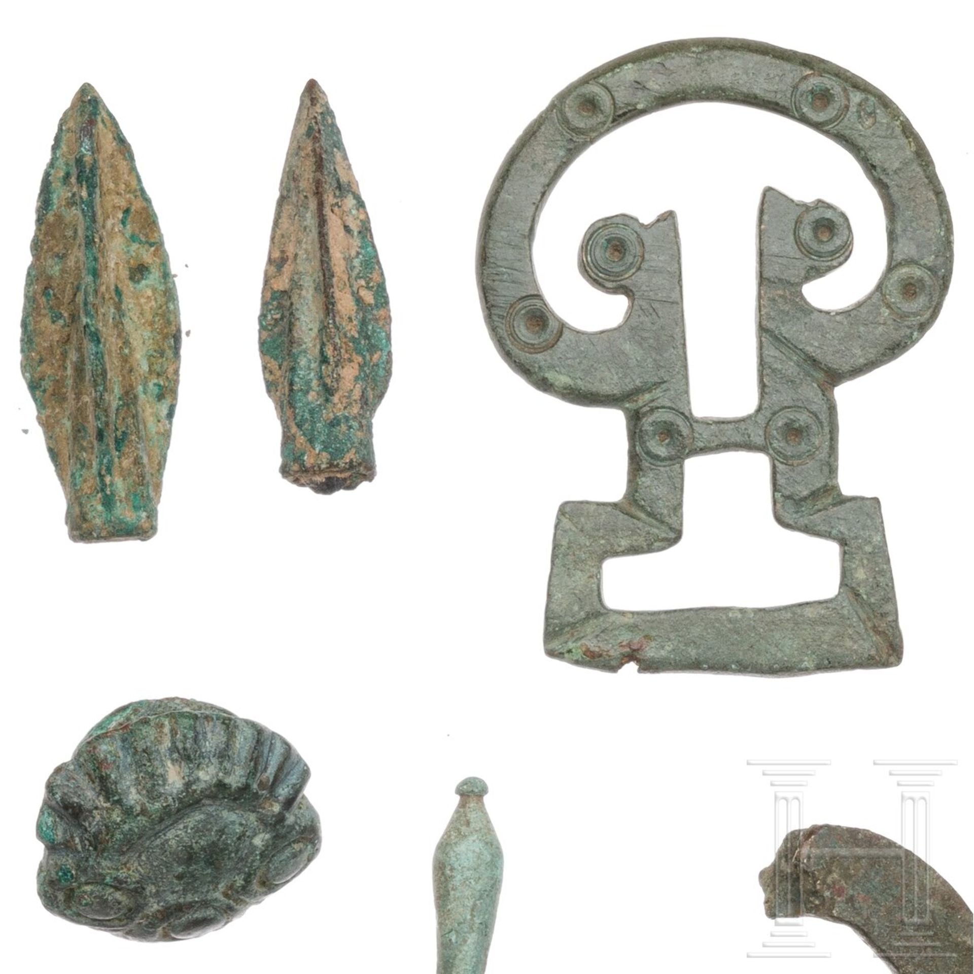 Zwölf antike Bronzeobjekte und fünf neolithische Werkzeuge, 4. Jtstd. v. Chr. - 16. Jhdt. n. Chr. - Bild 2 aus 3