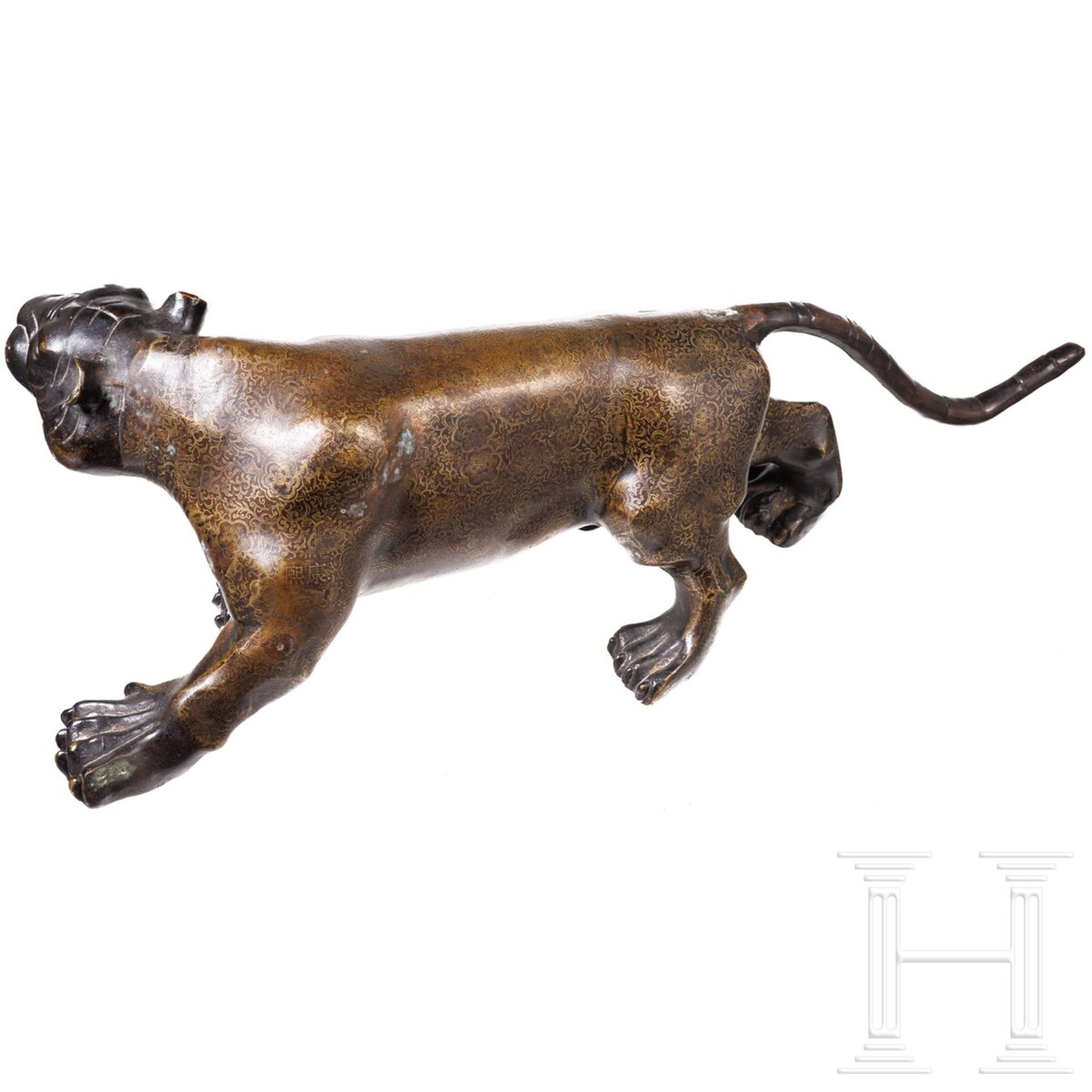 Floral geätzter Bronze-Panther, China, 20. Jhdt. - Image 3 of 5