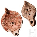 Zwei Öllampen aus Keramik mit Pegasus-Darstellungen, römisch, 2. und 4. Jhdt. n. Chr.