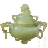 Deckelgefäß aus hellgrüner Jade, China, Ende 19./Anfang 20. Jhdt.