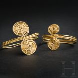 Ein Paar vierfach gewundener Golddrahtringe mit Spiralenden, jüngere Urnenfelderzeit, 10. - 9. Jhdt.