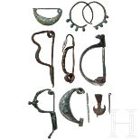 Sieben vor- und frühgeschichtliche Bronzefibeln und zwei Bronzeohrringe aus Luristan, 11. Jhdt. v. C