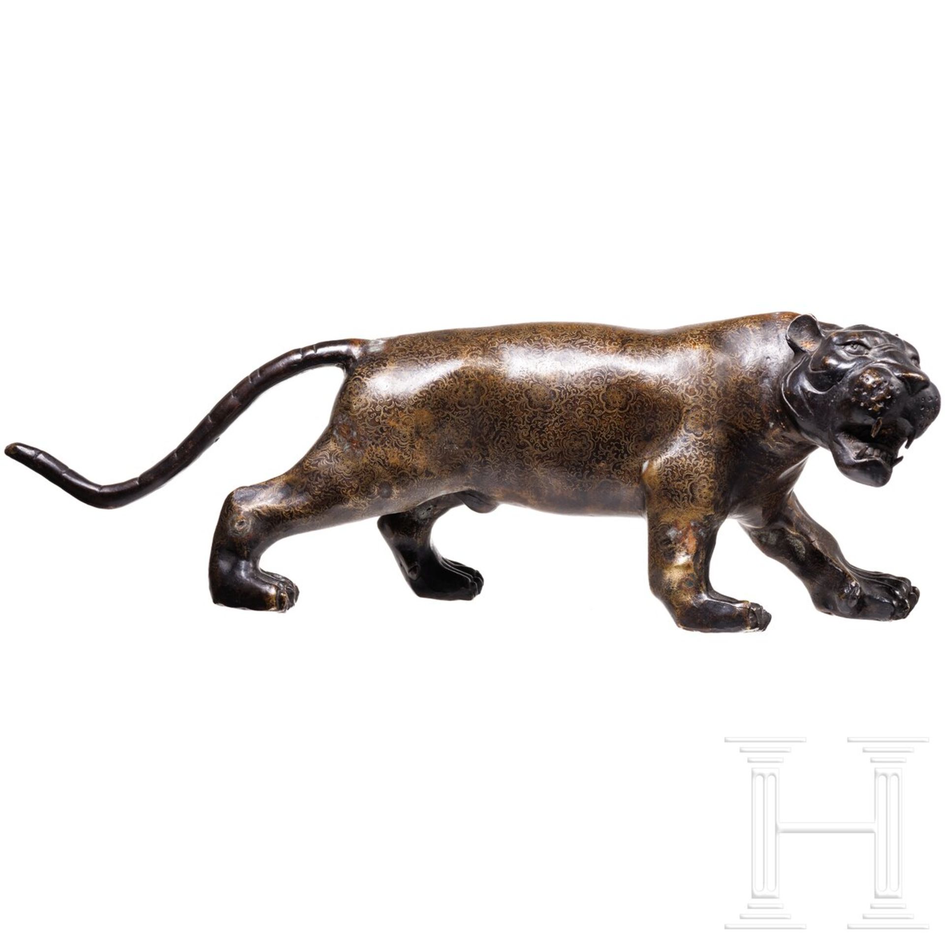 Floral geätzter Bronze-Panther, China, 20. Jhdt. - Bild 2 aus 5