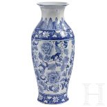 Bodenvase mit blau-weißer Unterglasurmalerei, China, 19. - 20. Jhdt.