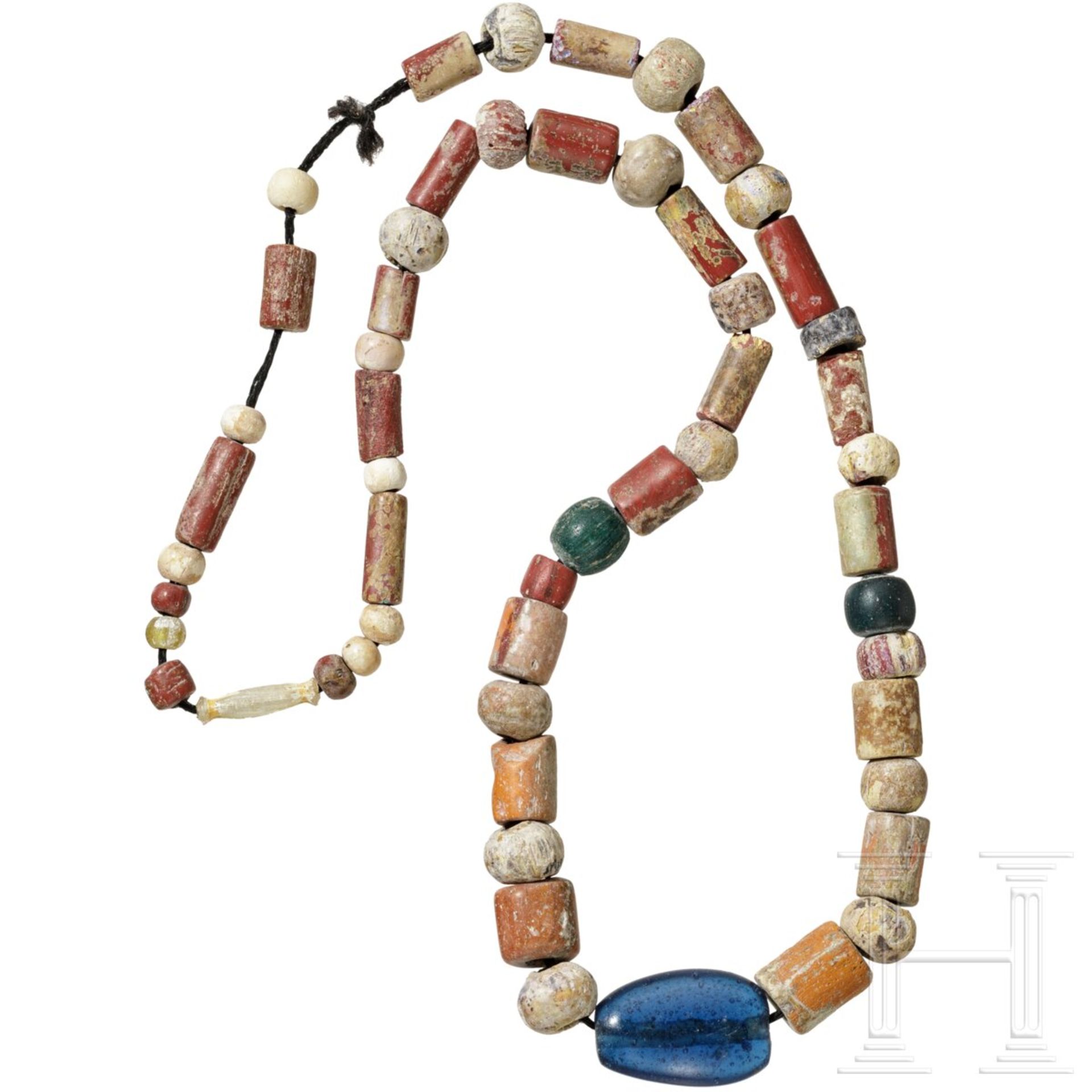 Halskette aus Ton- und Glasperlen diverser antiker Kulturen, 5. Jhdt. v. Chr. - 3. Jhdt. n. Chr. - Bild 2 aus 3