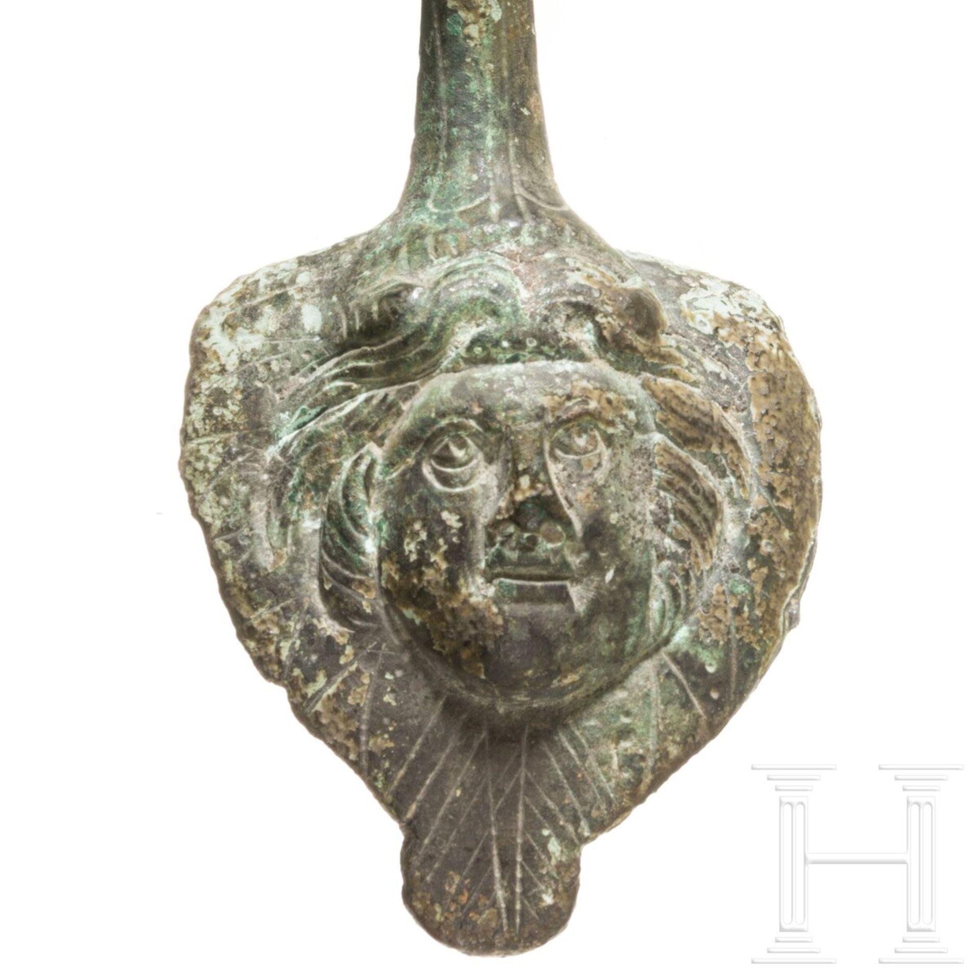 Bronzene Henkelattasche einer Kanne, römisch, 2. - 3. Jhdt. - Bild 4 aus 4