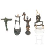 Vier antike Schmuckstücke aus Bronze, modern mit Silber- und Golddraht zum tragbar gemacht.