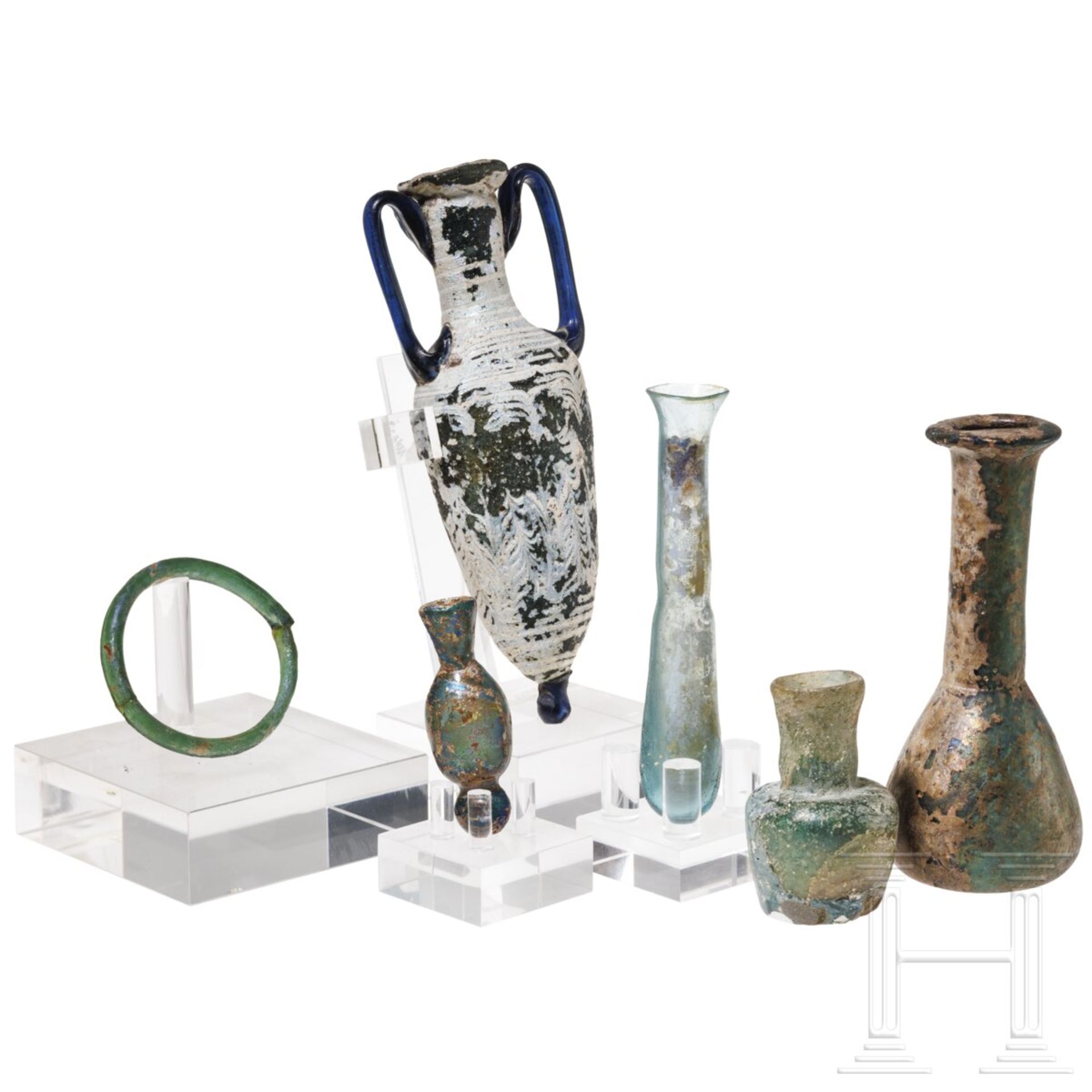 Fünf antike Glasgefäße und ein Glasarmreif, 2. Jhdt. v. Chr. - 6. Jhdt. n. Chr. - Image 2 of 3