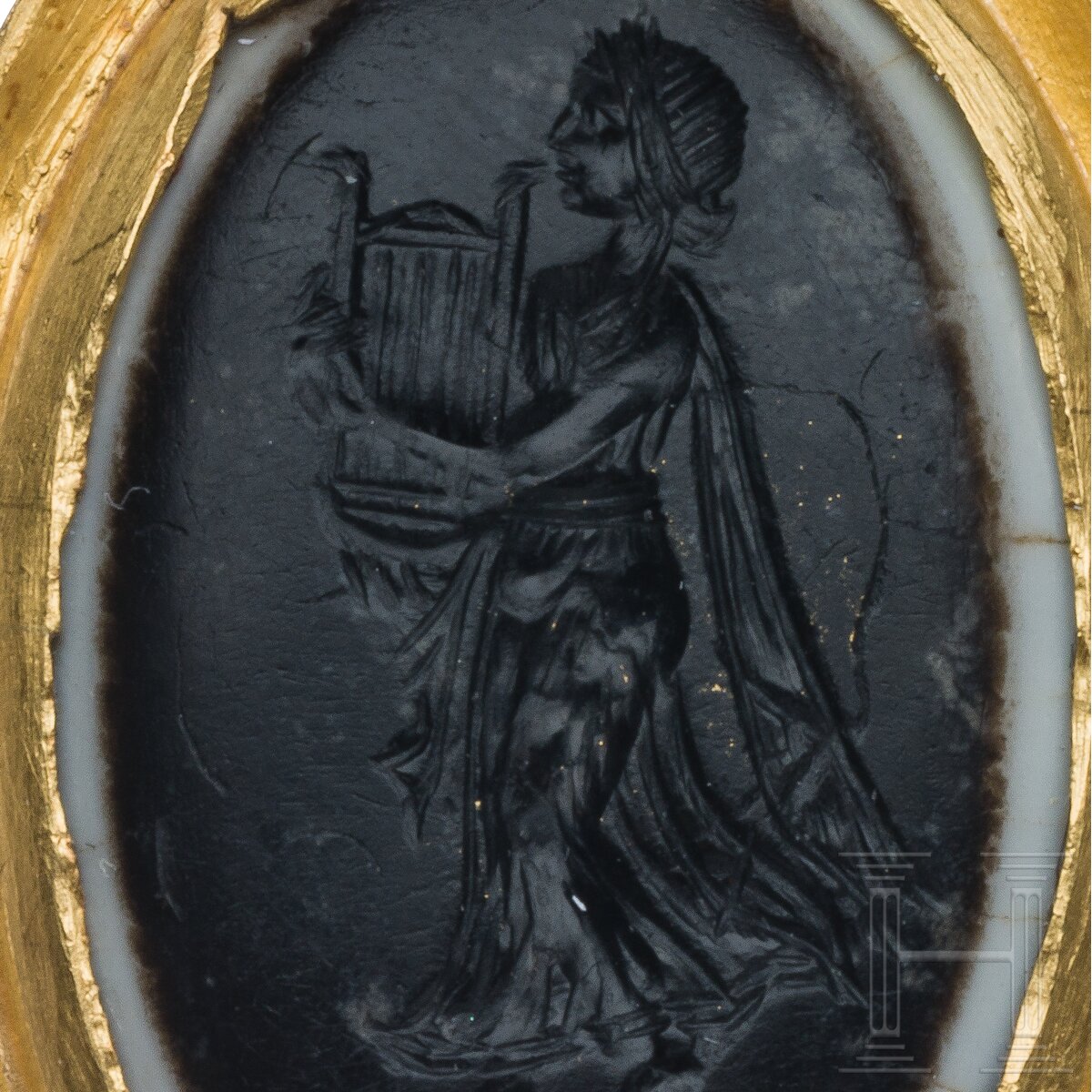 Gemme aus Schichtachat mit Darstellung der Terpsichore, in aufwändiger Goldfassung, römisch, Ende 2. - Image 3 of 3