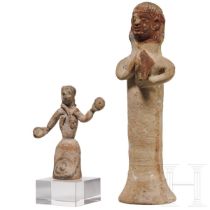 Zypriotische Statuette einer Frau mit Tympanon und böotische Statuette einer Frau mit Schlange und C