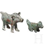 Zwei bronzene Tierfiguren (Schwein und Hündchen), römisch, 2. - 3. Jhdt.