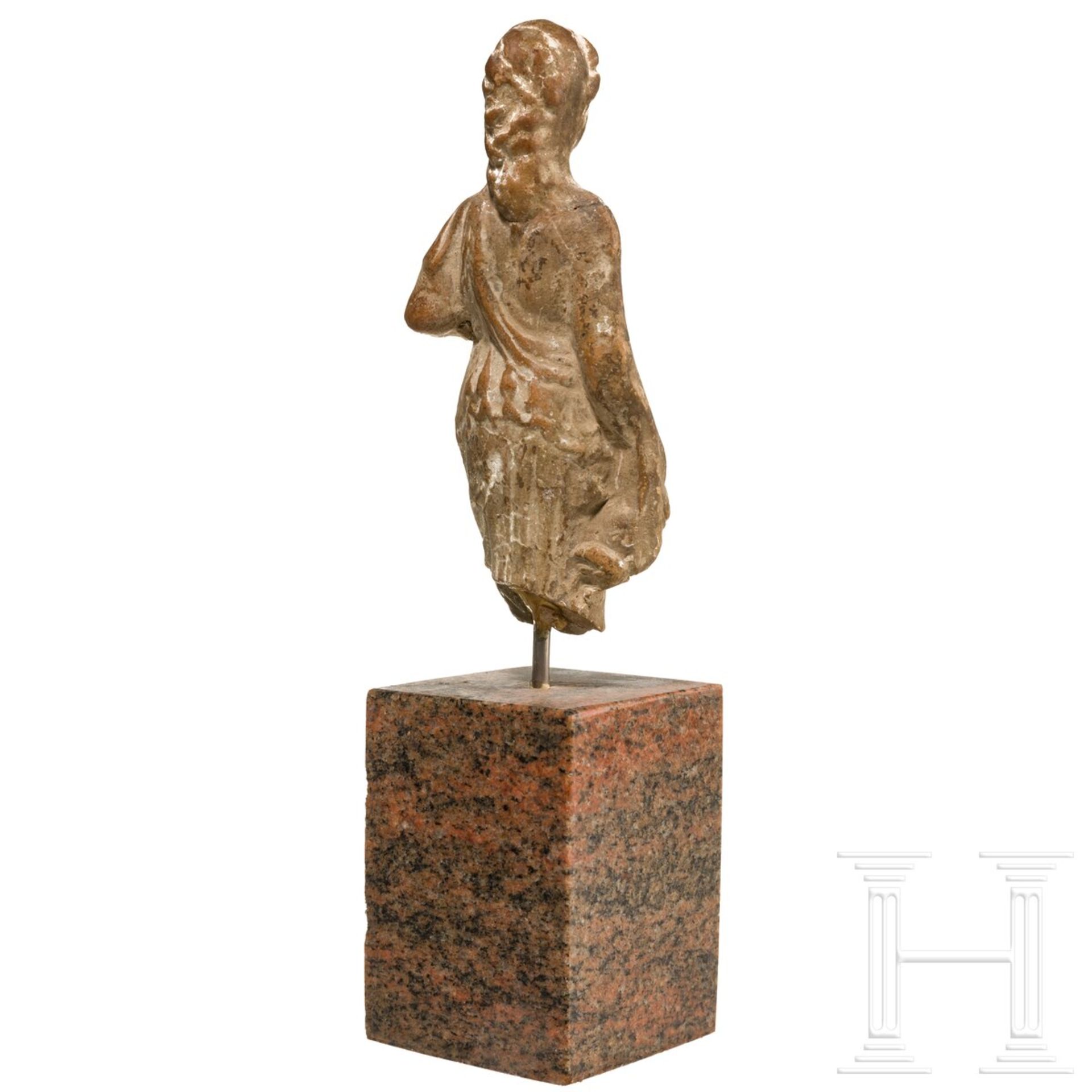Terrakotta einer Frau mit Kanne und Schale, griechisch, 4. Jhdt. v. Chr. - Bild 3 aus 3