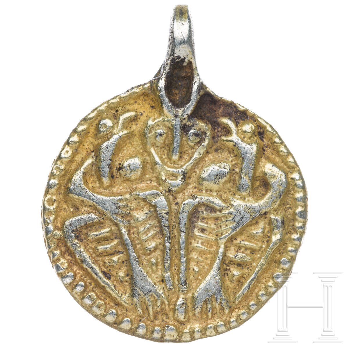 Runder Anhänger mit Darstellung des Odin mit Hugin und Munin, Silber vergoldet, wikingisch, 10. Jhdt