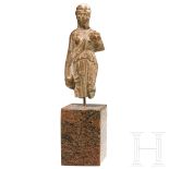 Terrakotta einer Frau mit Kanne und Schale, griechisch, 4. Jhdt. v. Chr.